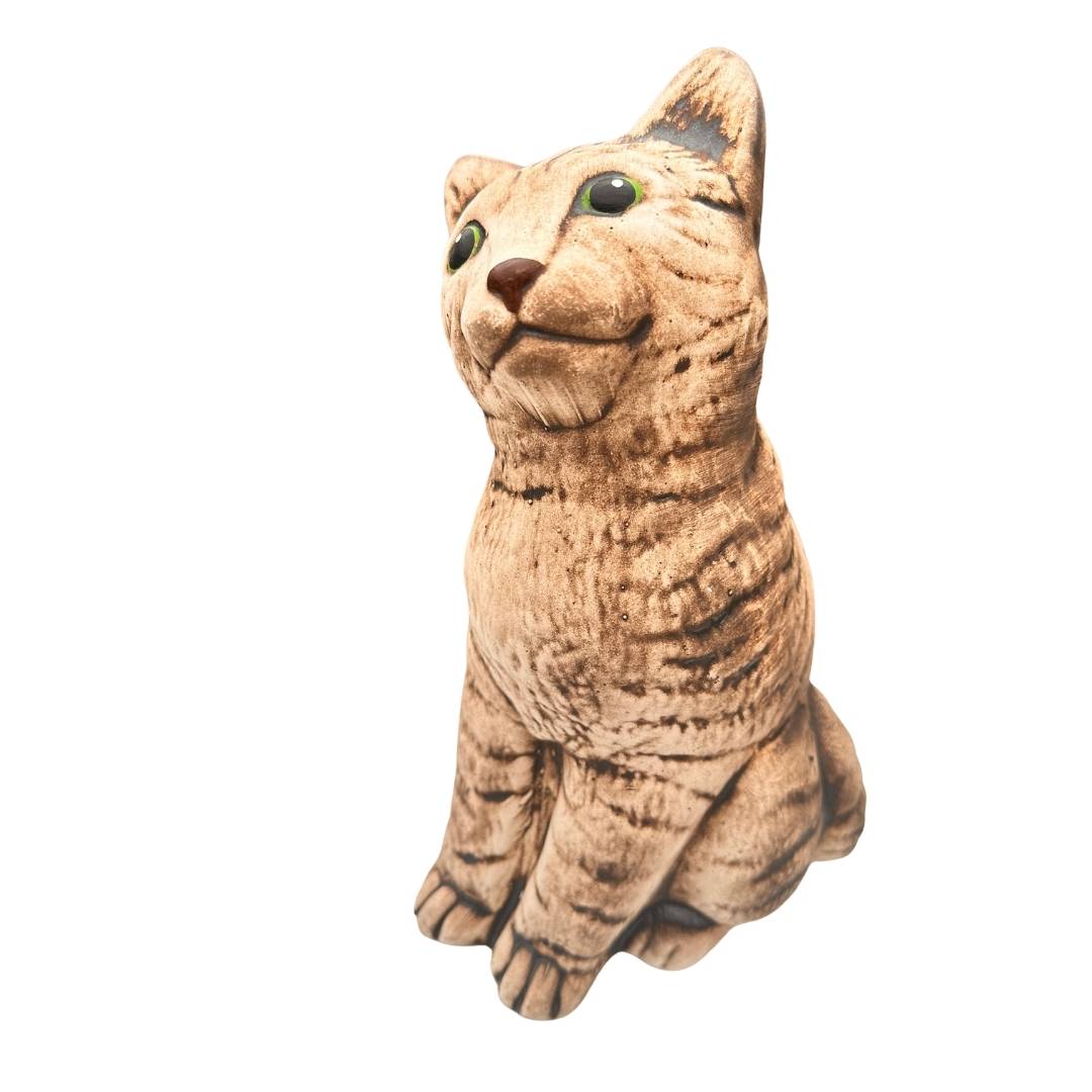 detailní pohled na keramickou kočku